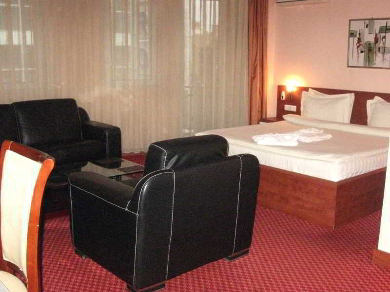 Hotel Royal Пристина Екстериор снимка