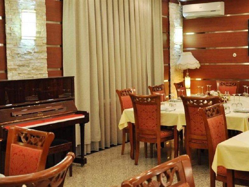 Hotel Royal Пристина Екстериор снимка