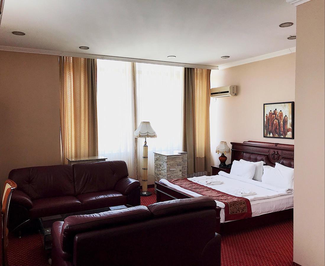 Hotel Royal Пристина Екстериор снимка